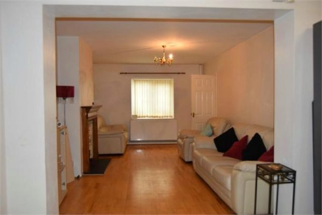  Image of 4 Bedroom Terraced to rent at Elmdon Road, Hounslow, Middlesex TW4