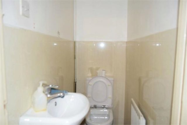 Image of 4 Bedroom Terraced to rent at Elmdon Road, Hounslow, Middlesex TW4