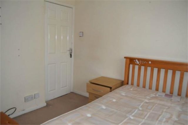  Image of 4 Bedroom Terraced to rent at Elmdon Road, Hounslow, Middlesex TW4