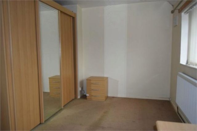  Image of 4 Bedroom Terraced to rent at Elmdon Road, Hounslow, Middlesex TW4