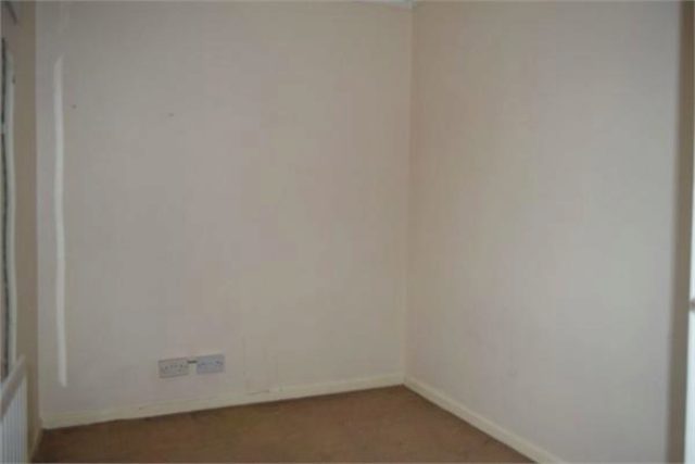  Image of 4 Bedroom Terraced to rent at Elmdon Road, Hounslow, Middlesex TW4