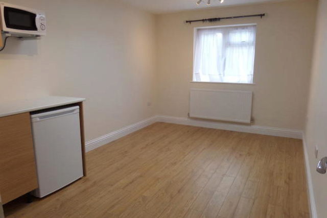  Image of Studio to rent at Sixth Avenue, Hayes UB3