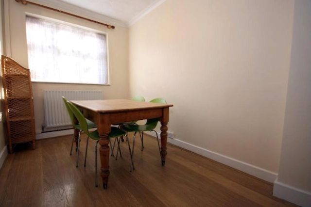  Image of 3 Bedroom Semi-Detached to rent at Parsonage Street, Canary Wharf E14
