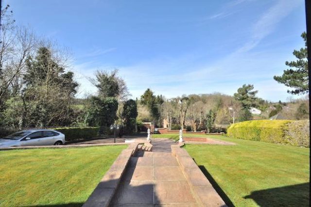  Image of 4 Bedroom Detached for sale at Stonehouse Road, Halstead, Sevenoaks TN14