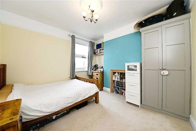  Image of 1 Bedroom Flat to rent at Dallas Road, Hendon, London NW4