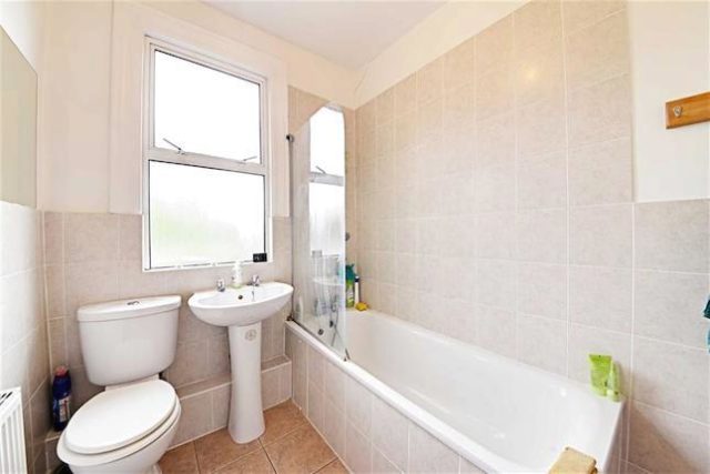  Image of 1 Bedroom Flat to rent at Dallas Road, Hendon, London NW4