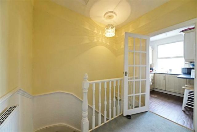  Image of 1 Bedroom Flat to rent at Dallas Road, Hendon, London NW4