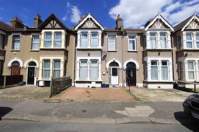  Image of 3 Bedroom Property to rent at Kimberley Avenue, Newbury Park, Essex IG2