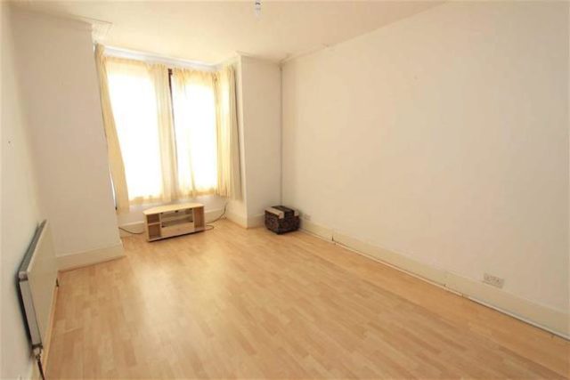  Image of 3 Bedroom Property to rent at Kimberley Avenue, Newbury Park, Essex IG2