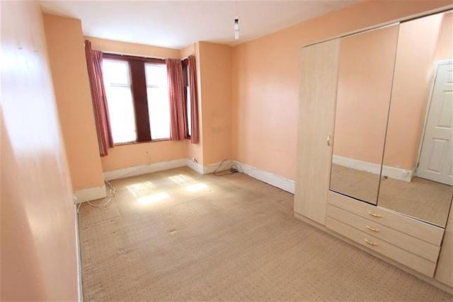  Image of 3 Bedroom Property to rent at Kimberley Avenue, Newbury Park, Essex IG2