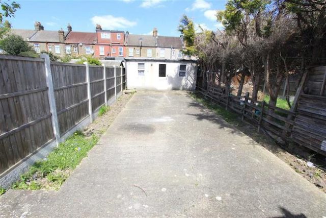 Image of 3 Bedroom Property to rent at Kimberley Avenue, Newbury Park, Essex IG2