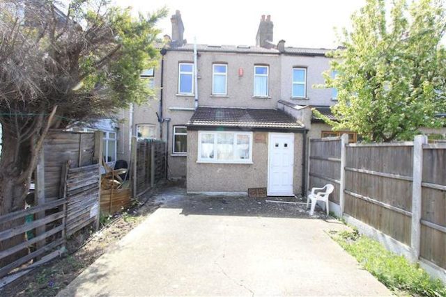  Image of 3 Bedroom Property to rent at Kimberley Avenue, Newbury Park, Essex IG2