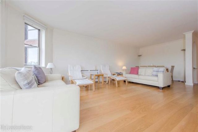  Image of 1 Bedroom Flat to rent at Riverside Court, Nine Elms Lane, Vauxhall, London SW8
