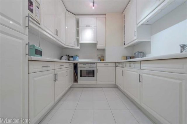  Image of 1 Bedroom Flat to rent at Riverside Court, Nine Elms Lane, Vauxhall, London SW8