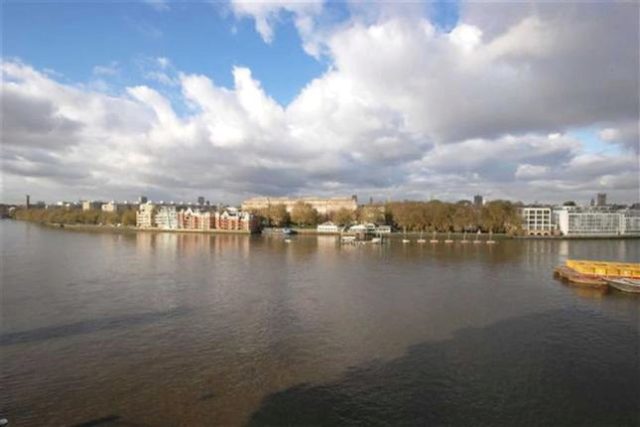  Image of 1 Bedroom Flat to rent at Riverside Court, Nine Elms Lane, Vauxhall, London SW8