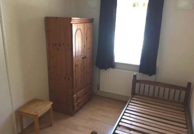  Image of 2 Bedroom Flat to rent at Romford Road, London E12