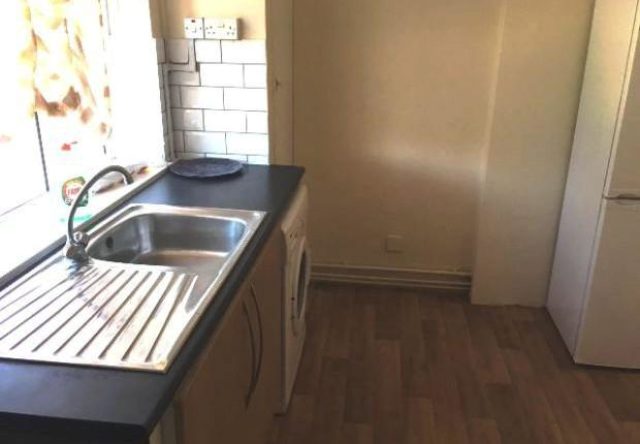  Image of 2 Bedroom Flat to rent at Romford Road, London E12