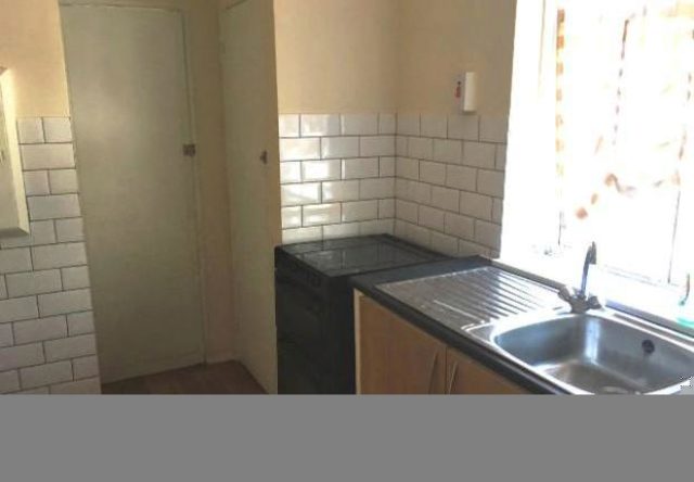  Image of 2 Bedroom Flat to rent at Romford Road, London E12