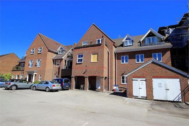  Image of 1 Bedroom Flat for sale at The Broadway, Farnham Common, Buckinghamshire SL2