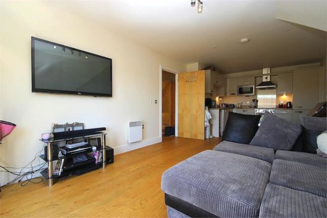  Image of 1 Bedroom Flat for sale at The Broadway, Farnham Common, Buckinghamshire SL2