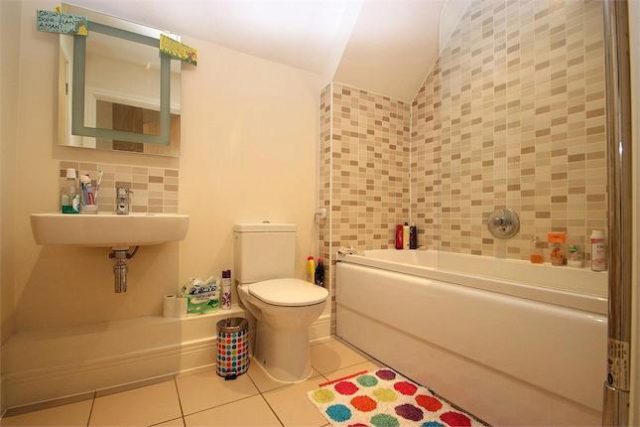  Image of 1 Bedroom Flat for sale at The Broadway, Farnham Common, Buckinghamshire SL2