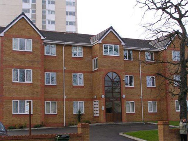  Image of 2 Bedroom Flat to rent at New Chester Road, Birkenhead CH42
