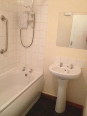  Image of 2 Bedroom Flat to rent at New Chester Road, Birkenhead CH42