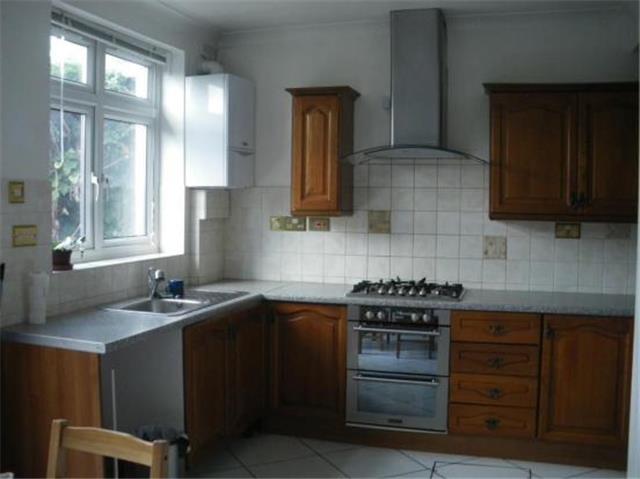  Image of 3 Bedroom Terraced  To Rent at Cotswold Gardens, Ilford, IG2