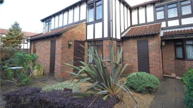  Image of 2 Bedroom Mews  To Rent at 5 Westcliff Mews, St Michaels Road