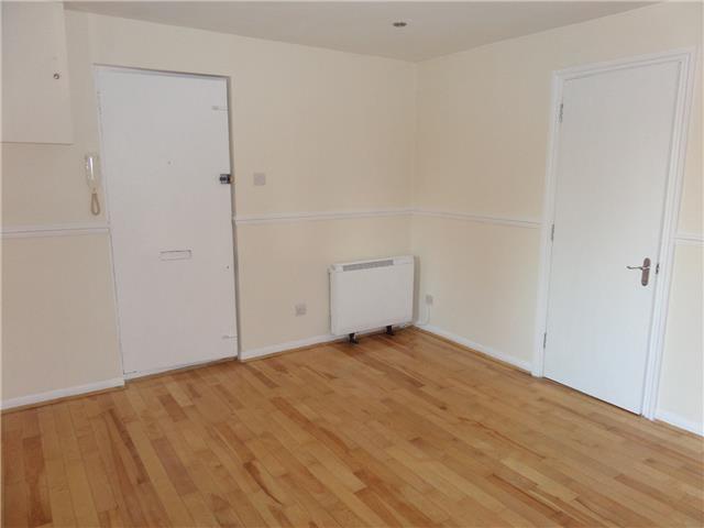  Image of 2 Bedroom Flat  To Rent at Hammet Close, Yeading, Hayes, UB4