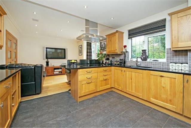  Image of 4 Bedroom Detached  To Rent at St. Thomas Drive, Pinner, HA5
