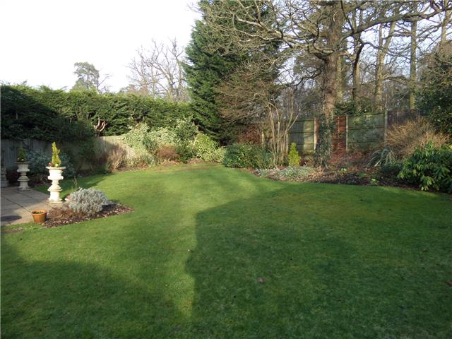  Image of 5 Bedroom Detached  To Rent at St Herbents close