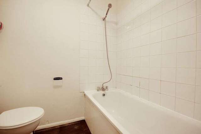  Image of 1 Bedroom Flat for sale at 172 Daubeney Road  London, E5 0EN