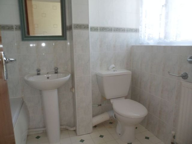  Image of 2 Bedroom Flat to rent at Mead Close  Paignton, TQ3 2PS