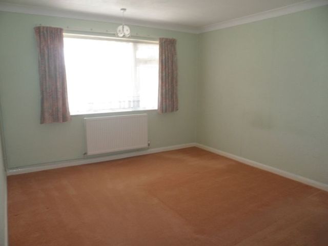  Image of 2 Bedroom Flat to rent at Mead Close  Paignton, TQ3 2PS