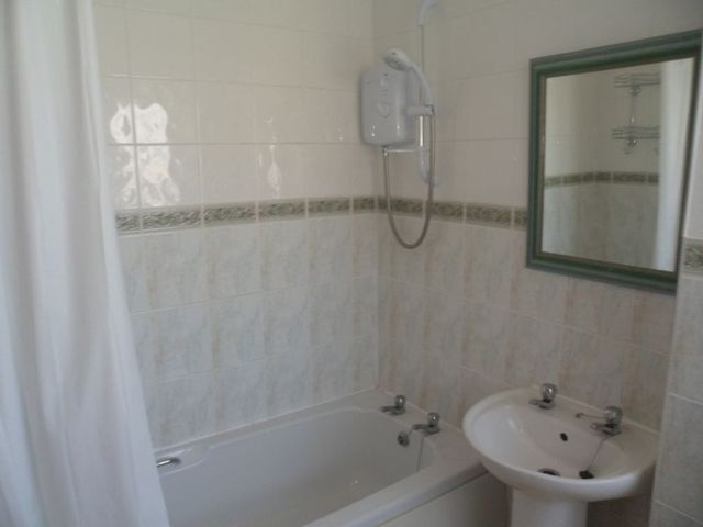  Image of 2 Bedroom Flat to rent at Mead Close  Paignton, TQ3 2PS