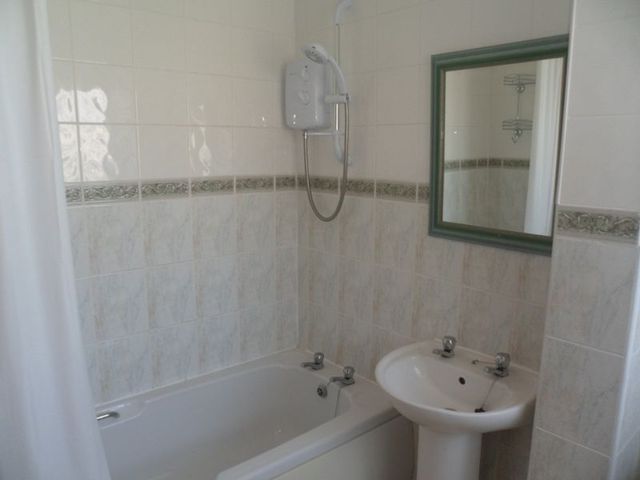  Image of 2 Bedroom Flat to rent at Mead Close  Paignton, TQ3 2PS