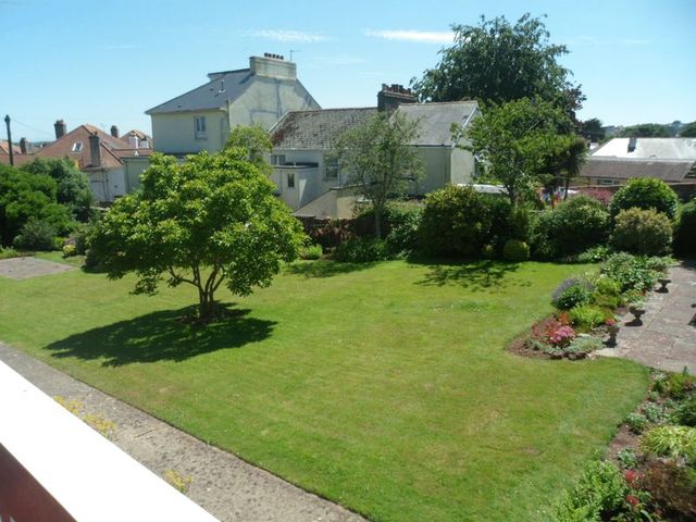  Image of 2 Bedroom Flat to rent at Mead Close  Paignton, TQ3 2PS