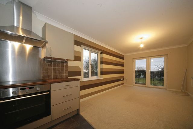  Image of 3 Bedroom Flat to rent at Birches Rise  Stoke-On-Trent, ST1 2JN
