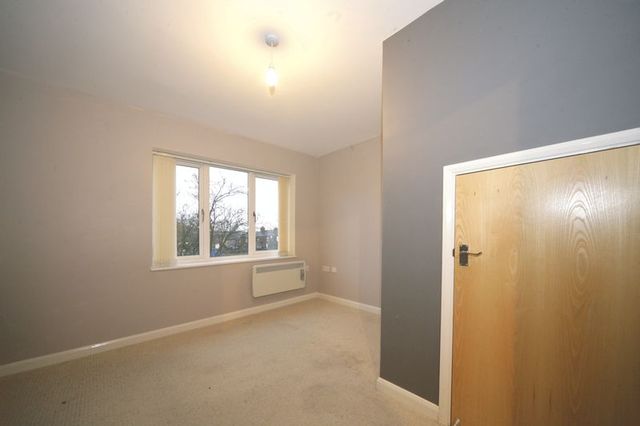  Image of 3 Bedroom Flat to rent at Birches Rise  Stoke-On-Trent, ST1 2JN