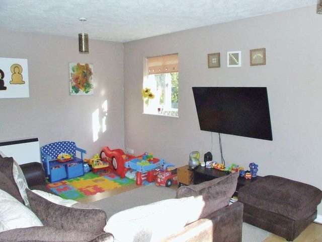  Image of 2 Bedroom Flat for sale at Canons Close  REIGATE, RH2 9RR