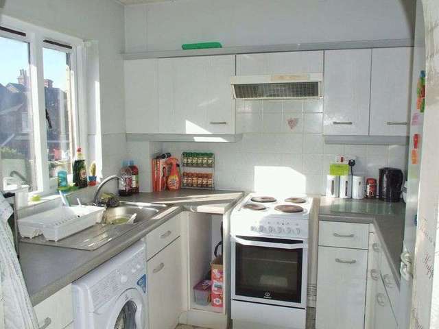  Image of 2 Bedroom Flat for sale at Canons Close  REIGATE, RH2 9RR