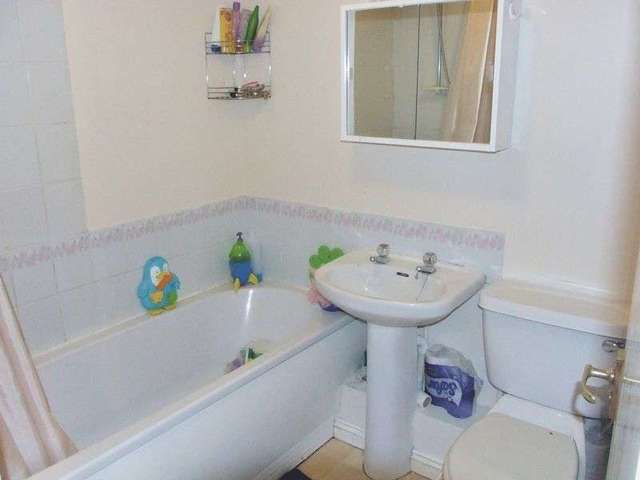  Image of 2 Bedroom Flat for sale at Canons Close  REIGATE, RH2 9RR