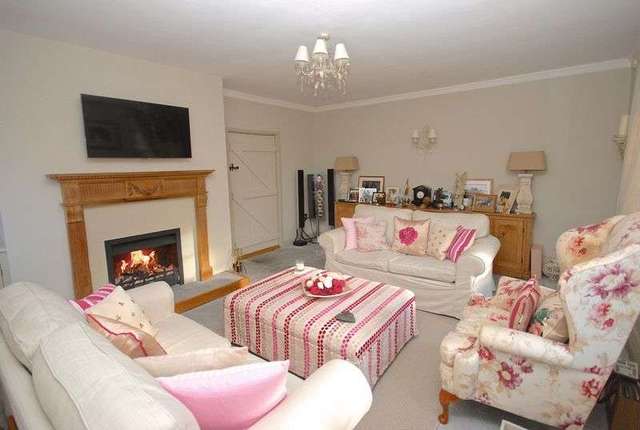  Image of 3 Bedroom Detached for sale at Station Road Castle Cary Castle Cary, BA7 7BX