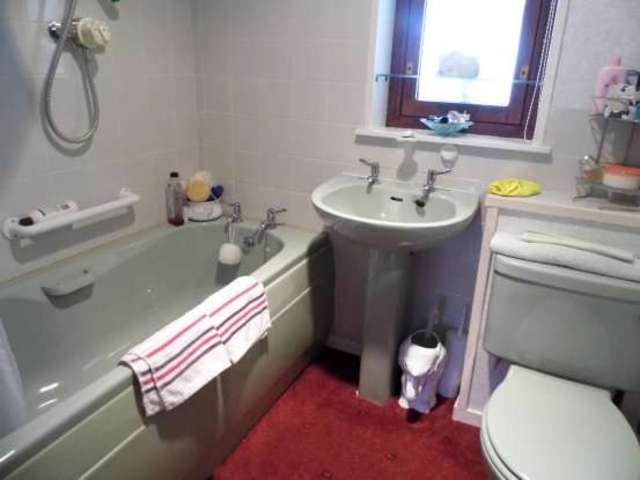  Image of 2 Bedroom Bungalow for sale at Carluke Lanarkshire Carluke, KY8 5TT