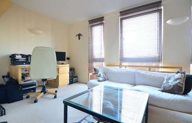  Image of 1 Bedroom Flat to rent at Gascoigne Close  London, N17 8BA