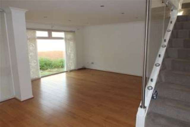  Image of 3 Bedroom Terraced to rent at Glasgow, G74 2JN
