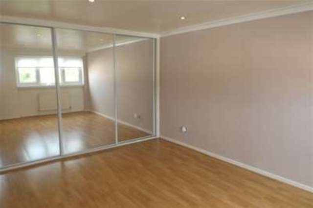  Image of 3 Bedroom Terraced to rent at Glasgow, G74 2JN