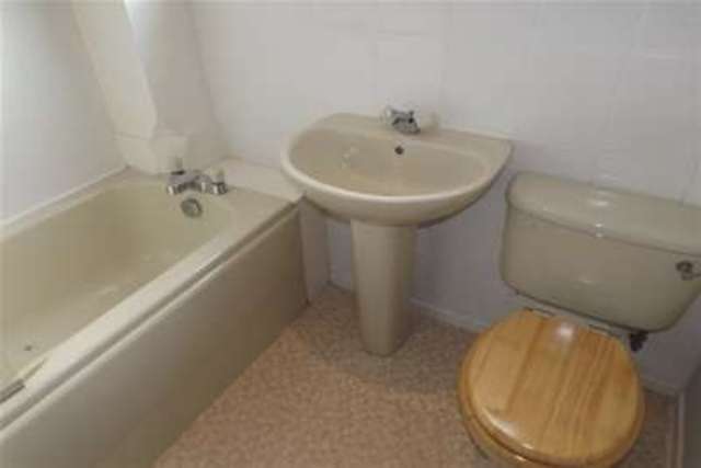  Image of 3 Bedroom Terraced to rent at Glasgow, G74 2JN