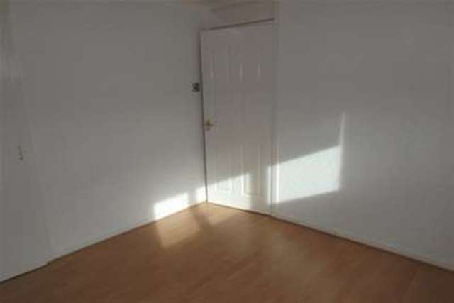  Image of 3 Bedroom Terraced to rent at Glasgow, G74 2JN